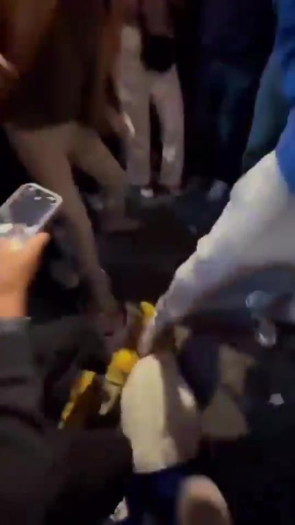 驚！尼克斯大勝步行者后，哈利伯頓遭主場(chǎng)球迷群毆