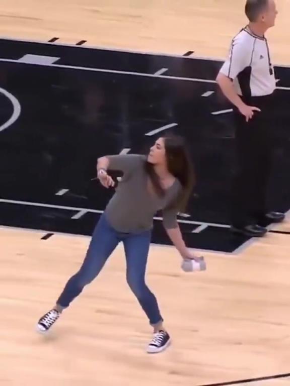 不愧是美國女籃主力，普拉姆的力量太嚇人了