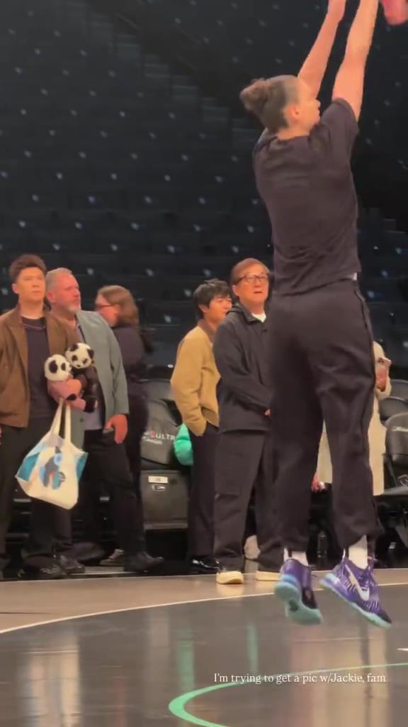 71歲成龍現(xiàn)身巴克萊中心看女籃比賽：她們投籃怎么那么準(zhǔn)?。?！