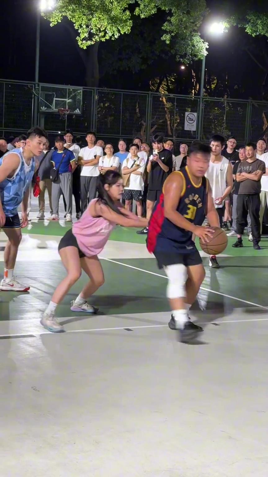 這哥們看見(jiàn)防自己的是女生，一個(gè)勁背打，球也不傳了
